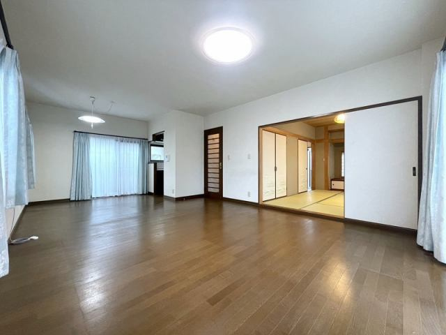 南国市緑ケ丘２丁目　中古一戸建ての居間・リビング|ゆったりとしたリビングです