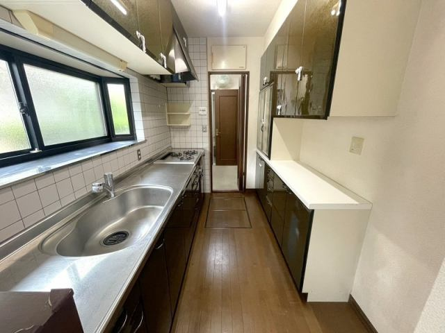 南国市緑ケ丘２丁目　中古一戸建てのキッチン|収納豊富なキッチンです♪