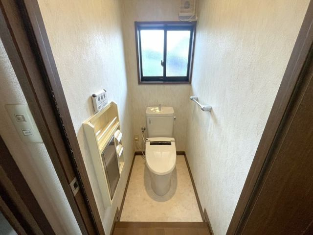 南国市緑ケ丘２丁目　中古一戸建てのトイレ|手洗い器付きのトイレで衛生面も安心。別洗面へ移動せずに完結できる、忙しい毎日に嬉しい時短設計です