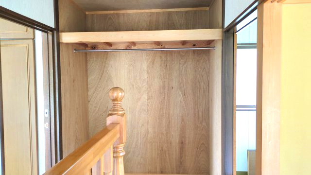 【収納】 | 大網白里市四天木乙　中古戸建 | 2階階段前収納