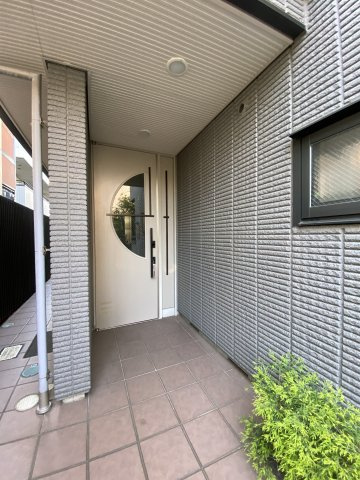 【エントランス】 | いずみコート | オートロック完備でセキュリティ面も安心