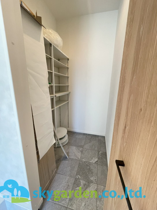 藤沢市石川2丁目　新築戸建　全1棟1号棟の玄関|シューズクローク、大家族でも安心