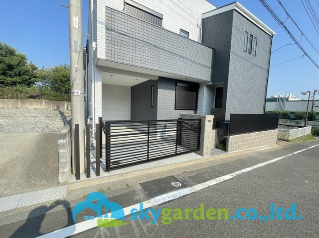 藤沢市石川2丁目　新築戸建　全1棟1号棟の前面道路含む現地写真