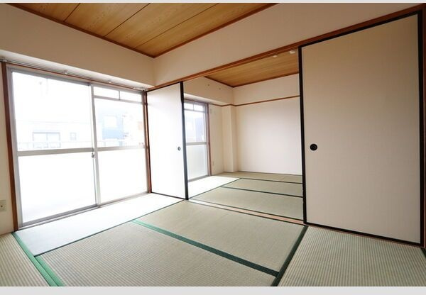 明正雅ハイツの寝室|趣のある和室です