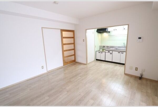 明正雅ハイツの居間・リビング|こちらの居間で趣味の時間をお楽しみください