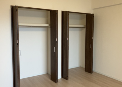 【収納】 | グランシティレイディアントアクアヴィータ | デザイン性を重視しすぎて収納が少なかった！なんてことにならないため、事前に現地で収納の数を確認しておくことをお勧めします。クローゼット以外にも床下収納や屋根裏収納、パントリーなどもチェックしましょう。