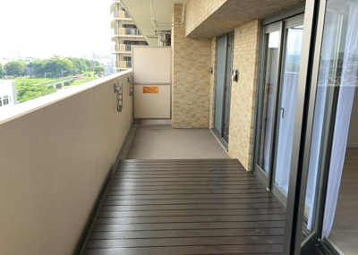 【バルコニー】 | グランシティレイディアントアクアヴィータ | バルコニーは、室外の専用スペースのうち、「屋根がなく開放された空間」であるものを指します。ベランダより広いタイプのものが多く、日当たりもよいため家庭菜園などを楽しみたい人にとって適した環境となります。