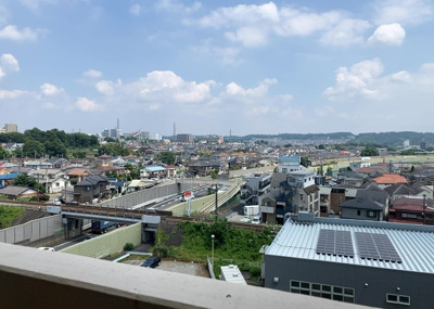 【展望】 | グランシティレイディアントアクアヴィータ | 眺望の良さを楽しめるダイニングキッチンで家族団らんの時間を過ごしてはいかがでしょうか。バルコニーから見える景色を家族で眺める時間は、時間が経つのを忘れてしまいそうですね。是非、現地を見に行きましょう！