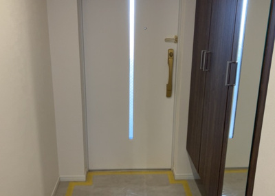 【玄関】 | グランシティレイディアントアクアヴィータ | 玄関は家の顔でもあり、家族以外の目にも止まる場所です。玄関は外との間を仕切る扉、靴などをしまっておく収納スペース、靴脱ぎのたたきスペース、来客とのやり取りをするドアホンなど複数のアイテムからなります。