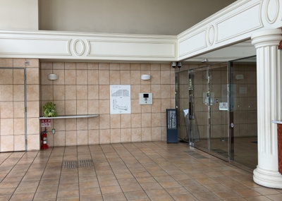 【エントランス】 | グランシティレイディアントアクアヴィータ | マンションのエントランスには、もともと風よけや防犯の役割がありますが、マンションによって宅配ボックスなどの設備が備わっている所もあります。日々の生活をイメージしながら生活しやすさをチェックしましょう。