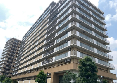 【外観】 | グランシティレイディアントアクアヴィータ | 外観はマンション管理がされているかの目安になります。築年数が古いと、壁面は劣化してひび割れが生じることも！建物が古びていても細かいところが修繕されていると、きちんと管理されているなぁと感じるでしょう。