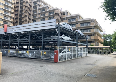 【駐車場】 | グランシティレイディアントアクアヴィータ | 車一台あたりに必要なスペースは、標準サイズの普通自動車で横幅2m50cm、長さ5mは必要になります。ただし、乗降のことも考慮して横幅3m30cm、長さ5m50cmほどは確保できるところを選びましょう。