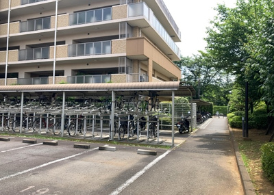 【駐輪場】 | グランシティレイディアントアクアヴィータ | マンションの駐輪場は、事前に空きがあるか確認を取ると安心です。せっかく入居したのに駐輪スペースがない！なんてことになったら大変ですよね。そこで、内見時や購入前にはまず事前に確認しておくと良いでしょう。