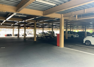 【駐車場】 | グランシティレイディアントアクアヴィータ | 駐車場と明記されていても、最小スペースでつくられた駐車場だと大型車は駐車できなかったり、出入りしにくくなったりする可能性があります。お車のサイズと購入したい物件の駐車場のサイズを現地で確認しましょう。