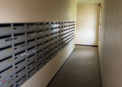 【設備】 | グランシティレイディアントアクアヴィータ | エントランス付近に設置されている集合ポストは、住んでいる部屋と離れているため、ポストをあさるなど誰かに何かされていても被害に気づきにくいです。入居する時には他人に特定されにくい番号で鍵をかけましょう！