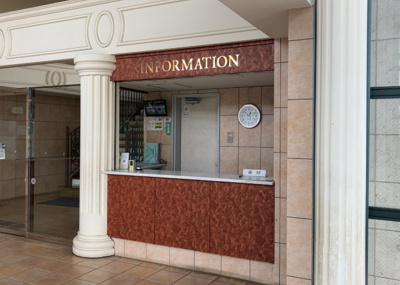 【受付】 | グランシティレイディアントアクアヴィータ | 受付はマンションコンシェルジュがいる場合もあれば、管理人が滞在する小部屋を総称して呼ぶことがあります。主にエントランスに設置されていることから、防犯面でも期待ができます。防犯設備がない場合はより安心！