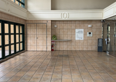 【ロビー】 | グランシティレイディアントアクアヴィータ | ラウンジは、マンションの共用スペースに椅子やテーブルなどを配置した利用者が寛げる空間です。屋内型ラウンジと屋外型ラウンジがあります。共用部分の管理状況と合わせて、詳細については現地でご確認ください。