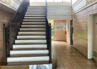 【ロビー】 | グランシティレイディアントアクアヴィータ | ロビーというと、エントランスと何がちがうの？と思いますよね。実はロビーとエントランスには明確な決まりはありません。物件によっては、エントランスを入って広がるある程度の広さのある空間がロビーとなります。