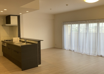 【ダイニング】 | グランシティレイディアントアクアヴィータ | ダイニングは、食事や家族の団らんスペースとしてだけではなく、ほかの用途としても使用することができます。ダイニングテーブルを置き、食事のためのスペースを作ることでリビングとの差別化を図ることができます。