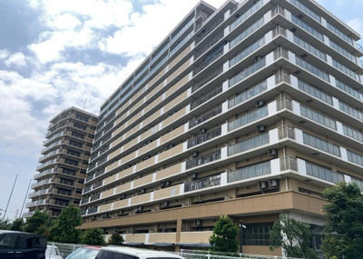 【構造・工法・仕様】 | グランシティレイディアントアクアヴィータ | ＲＣ造、Reinforced Concreteは直訳すると補強されたコンクリートです。主に柱や梁・床・壁が鉄筋とコンクリートで構成おり、鉄筋を組んだ型枠にコンクリートを流し込んで固めたものを指します。