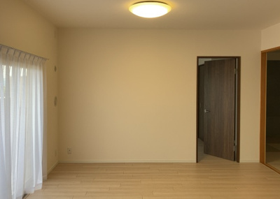 【居間・リビング】 | グランシティレイディアントアクアヴィータ | リビングの間取りの種類は大きくわけてリビングとダイニングが別になっているタイプ、リビングダイニング一体型です。どちらも一長一短ですので、家を選ぶ時はその両面をチェックして決めるようにしましょう。