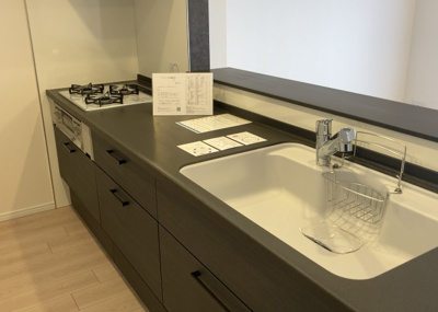 【キッチン】 | グランシティレイディアントアクアヴィータ | 標準的なシステムキッチンの横幅は、165cm～300cm程度です。2100・2400・2550・2700などミリ単位で表記されます。普段どのように料理をするのかを想定しながら合ったサイズを選びましょう