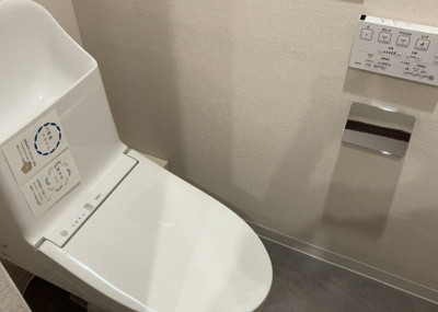 【トイレ】 | グランシティレイディアントアクアヴィータ | トイレは大きさや形、機能、抗菌性などが異なる多種多彩なタイプが各メーカーから出ています。それぞれに良さがあるため、事前にどういったタイプのトイレがいいのかをご家庭内で決めて、内見に行くといいでしょう。