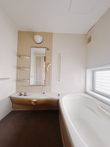 【中古戸建】前橋市下大屋町の浴室|■浴室｜お子様やご年配の方にも負担のかからないエコベンチ浴槽。