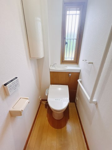 【中古戸建】前橋市下大屋町のトイレ|■トイレ｜トイレ｜1階と2階にトイレがございます♪壁には小物を置けるスペースがあるのでトイレットペーパーのストックを置いておくのにも便利です。