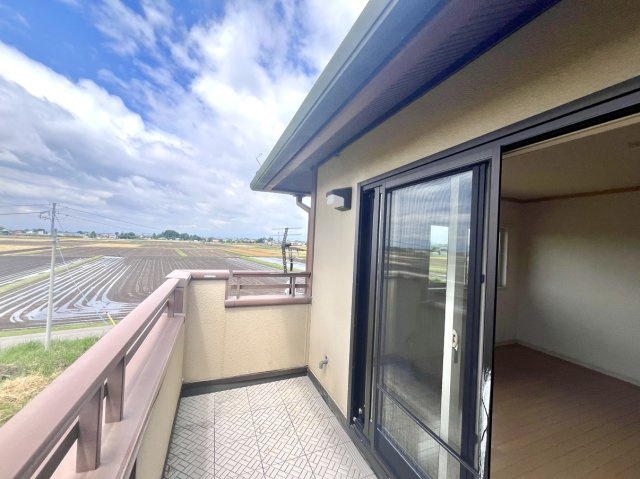 【中古戸建】前橋市下大屋町のバルコニー|■バルコニー｜広さもあり、風通しも良いので、マットレスなどの寝具も干せそうです。