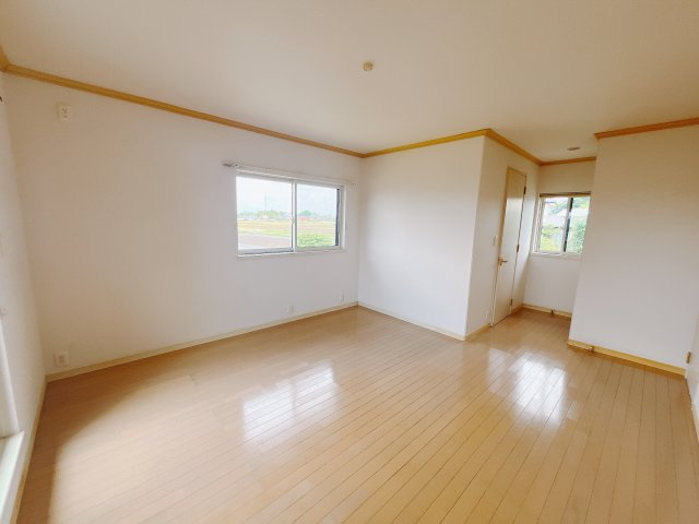 【中古戸建】前橋市下大屋町の寝室|■主寝室｜ご夫婦の寝室に最適な居室です。家事やお仕事にお疲れなパパ・ママがゆっくり過ごせる空間です。