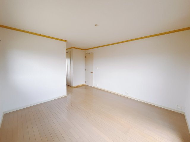 【中古戸建】前橋市下大屋町の洋室|■2階洋室｜お子様の成長に伴い、子ども部屋という空間は寝る場所、勉強する場所、遊ぶ場所だけでなく子どもたちが将来自立していく為の重要な役割を果たします。