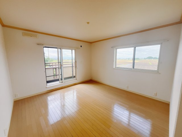 【中古戸建】前橋市下大屋町の洋室|■2階洋室｜どんな家具も合わせやすいデザイン！シンプルなつくりだからこそどんな色味・どんな素材の家具もしっくりマッチします♪