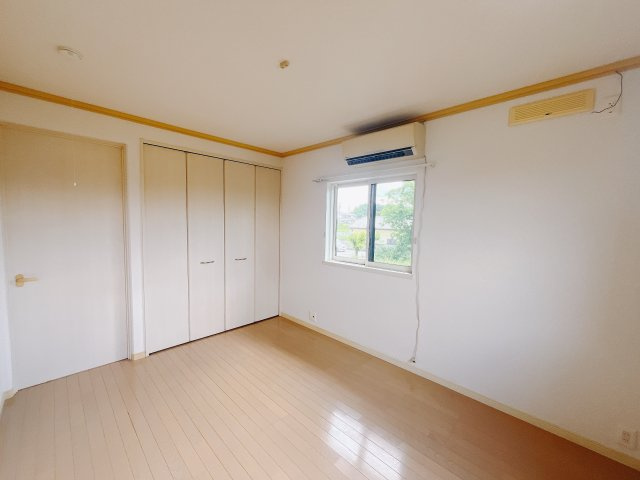 【中古戸建】前橋市下大屋町の洋室|■2階洋室｜全室シンプルな色使いとデザインで使い勝手良し◎どんな家具でもしっくりマッチします♪