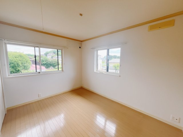 【中古戸建】前橋市下大屋町の洋室|■2階洋室｜2階洋室には大きな窓をご用意しています。日中はあたたかな日差し差し込み自分時間も充実できますね＾＾