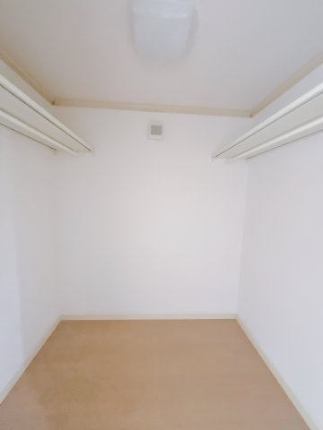 【中古戸建】前橋市下大屋町の収納|■WIC｜WIC｜お洋服はもちろん、使う頻度の少ない家具や小物・場所を取りがちな旅行用のスーツケースなどもしまえます。また、厚手のコートをしまっても充分な広さを堪能できるプランです♪