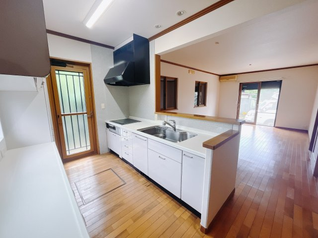 【中古戸建】前橋市下大屋町のキッチン|■キッチン｜対面キッチンでリビングにいるお子様の様子を見ながら料理をすることができます。