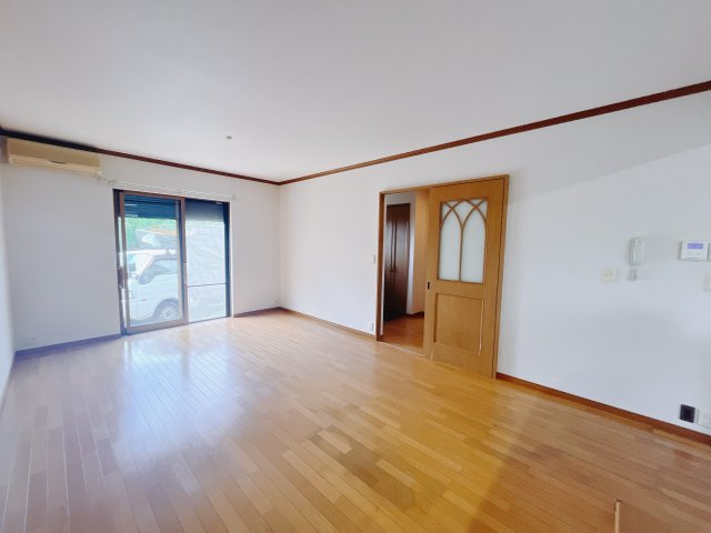 【中古戸建】前橋市下大屋町の居間・リビング|■リビング｜お仕事終わりで疲れて帰ってきた日もホッとする、そんなあたたかいリビングダイニングです。