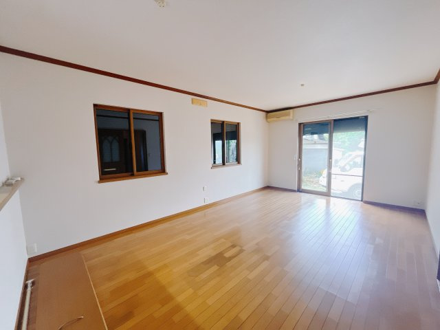 【中古戸建】前橋市下大屋町の居間・リビング|■リビング｜お気に入りのソファを置いてご家族で団らんできる、心地よい広さです。