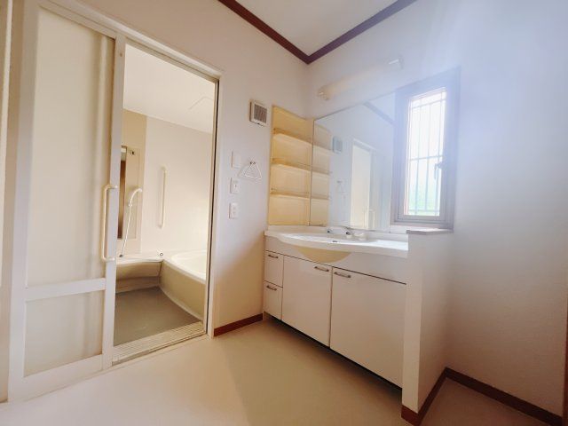 【中古戸建】前橋市下大屋町の独立洗面台|■洗面室｜浴室・洗面所は窓が付いているので明るく換気もできます。