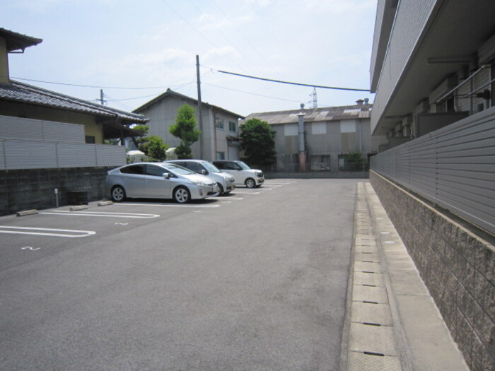 ユイマール近見の駐車場