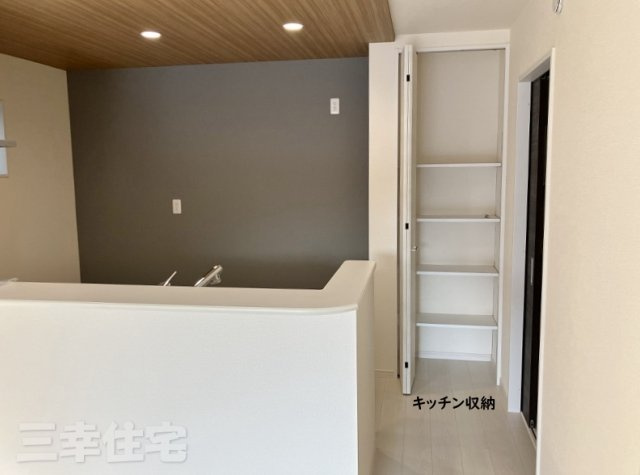 碧南市沢渡町の洋室|リビングと続き間になる洋室。頭のいい子はやっている学習机を置いてリビングのそばで勉強をしてはいかが