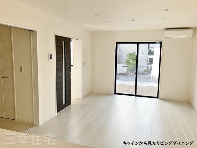 碧南市沢渡町のキッチン|キッチンから暖かな陽が差しこむリビングに向かってご家族の笑顔を見ながらお料理できる対面キッチンです♪