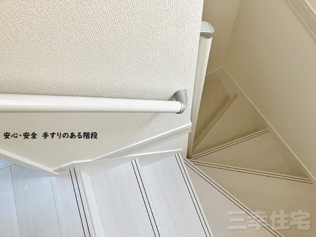 碧南市沢渡町のトイレ|1階2階に洗浄便座を標準装備しています。水量は従来品より約60%カットされていて経済的です