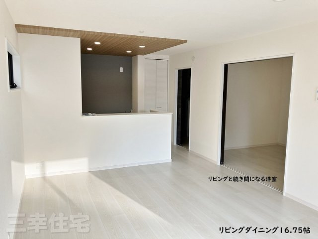 碧南市沢渡町の収納|広い玄関に可動棚もあります！