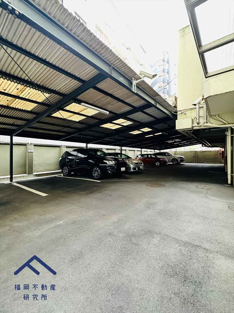赤坂パインマンションの駐車場
