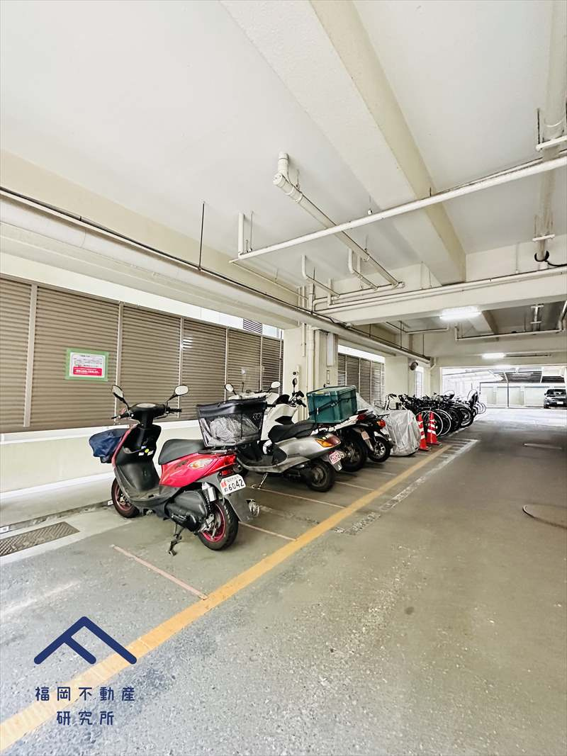 赤坂パインマンションの駐車場