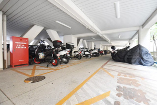 【駐車場】 | バイク置き場。空き区画の有無や駐輪料金、サイズおよび排気量規定などについては、改めてお問い合わせください。～即日のご見学可能～　お問合せはお気軽にどうぞ。