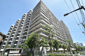 【外観】 | 青空によく映える建物です。手入れの行き届いた外壁やマンション正面エントランスなど、綺麗な姿をぜひ一度、現地にてご覧ください。～即日のご見学可能～　お問合せはお気軽にどうぞ。
