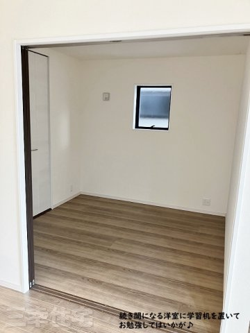 碧南市沢渡町の洋室|17.75帖のリビングは4.5帖の洋室と続き間になって22.25帖の広々とした大空間に